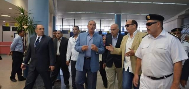 بالصور| وزير السياحة يصل مرسى علم ويتفقد المطار الدولي