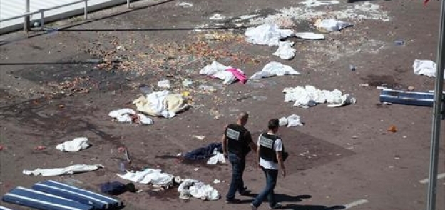بالصور| الشرطة تفحص آثار "اعتداء نيس" في فرنسا