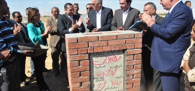 عشماوي ورئيس هيئة الابنية التعليمية يضع حجر اساس