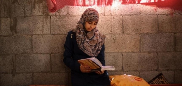 رغم "التشرد" و"الفقر".. ناجية من الموت بغزة تدرس الطب