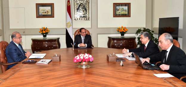 الرئيس عبد الفتاح السيسى مع رئيس الوزراء ووزير الكهرباء