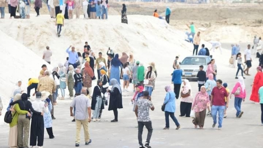 جبال الملح تجذب عدد كبير من المواطنين في بورسعيد