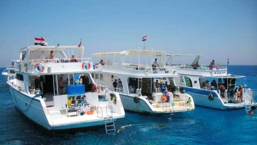 اللنشات السياحية تستعد للقيام بالرحلات البحرية في شرم الشيخ