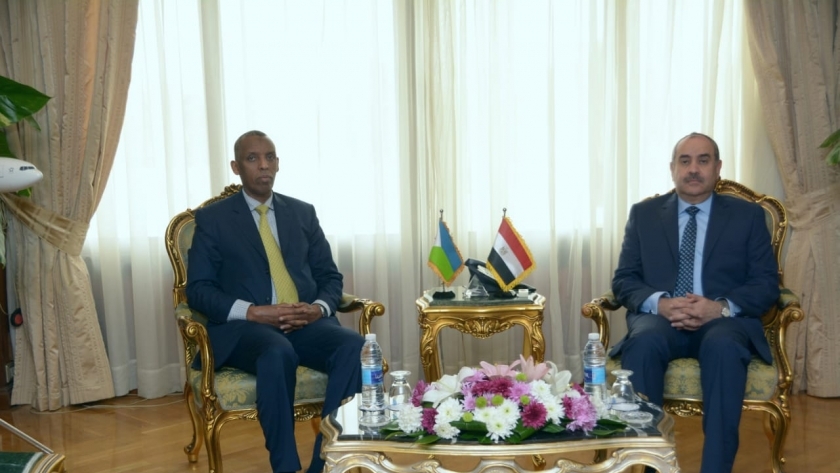 وزير الطيران يلتقى سفير دولة جيبوتي لدراسة فتح خط طيران مباشر وتشغيل رحلات شحن جوى بين البلدين