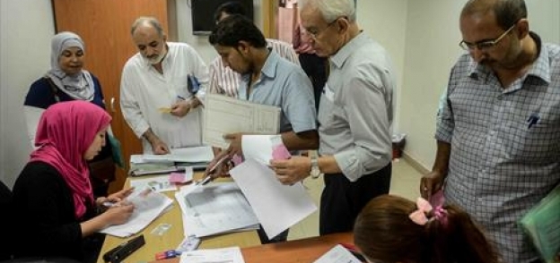 عدد من مرشحى البرلمان أثناء تسلمهم تقارير الكشف الطبى بمستشفى الشيخ زايد