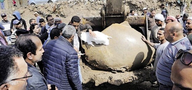 البعثة الأثرية أثناء استخراج أجزاء تمثال رمسيس بالمطرية