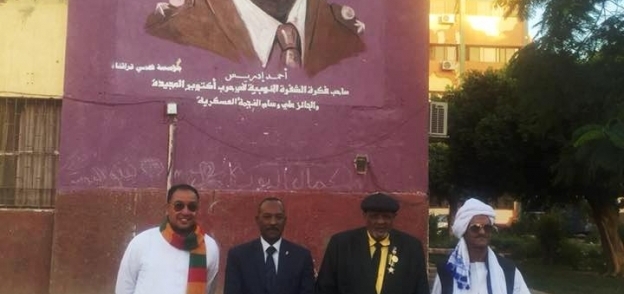 صاحب "شفرة أكتوبر" يتفقد جرافيتي له بأطلس ويزور متحف النيل في أسوان