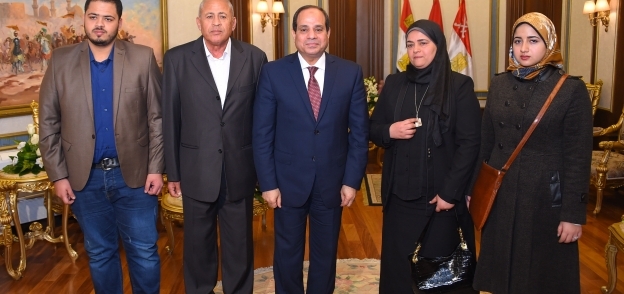 الرئيس مع أسرة الشهيد محمد عبده