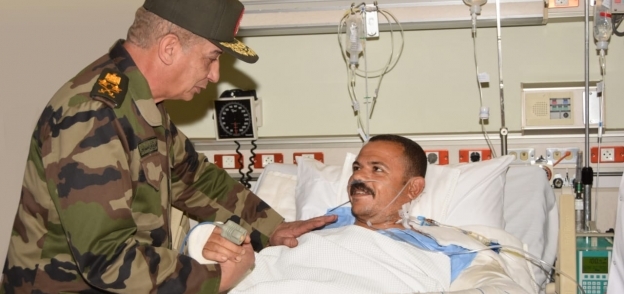 الفريق أول محمد زكى يزورالمرضى بالمستشفيات العسكرية