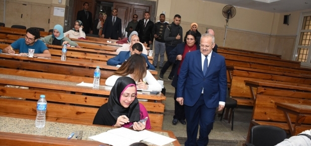 رئيس جامعة القاهرة خلال تفقده امتحانات «التيرم الأول» «صورة أرشيفية»