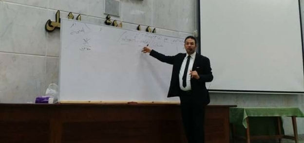 الخبير اللغوى احمد عبدالمعطى خلال محاضره لطلاب الثانوية العامه بمطروح -صورة ارشيفية
