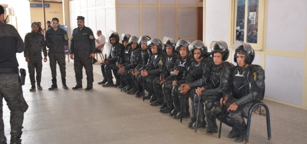 مجموعات أفراد الأمن المركزي بمحطات مترو الأنفاق