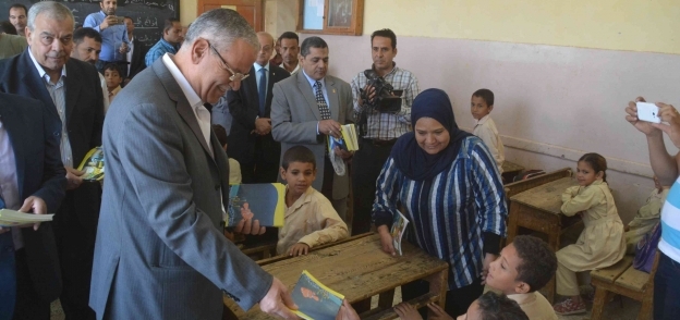 محافظ المنيا يوزع أدوات مدرسية على طلاب مدارس نزلة الفلاحين