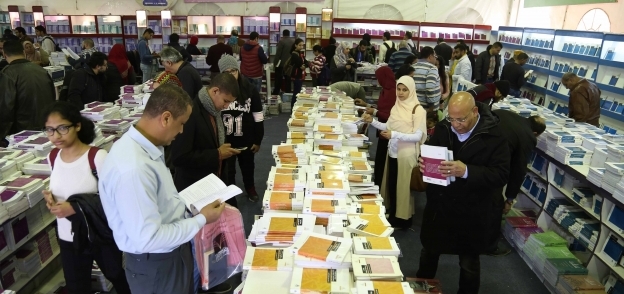 المئات يتوافدون على معرض القاهرة الدولى للكتاب
