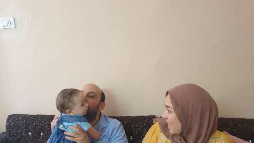 الدكتور محمود سامي وزوجته وابنهما