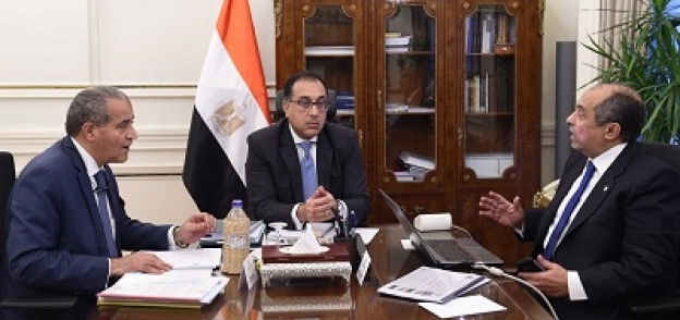 رئيس الوزراء الدكتور مصطفى مدبولي خلال اجتماعه مع وزيري التموين والزراعة
