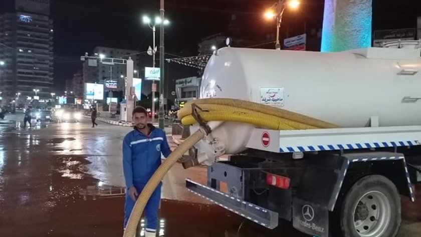 أعمال كسح وشفط مياه الأمطار من شوارع الفيوم