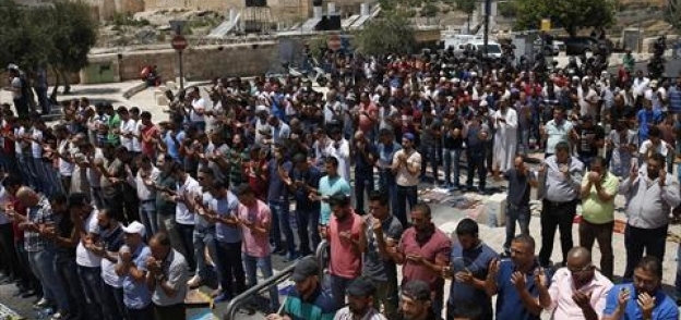 بالصور| آلاف الفلسطينيين يؤدون صلاة الجمعة أمام المسجد الأقصى