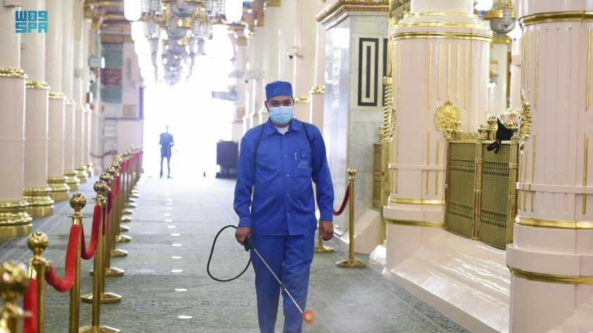 نعقيم أحد لمساجد في السعودية ضمن مكافحة فيروس كورونا