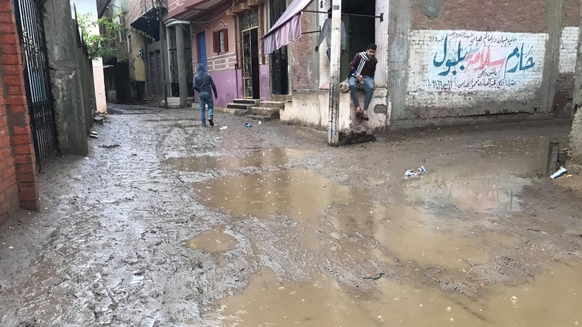 شوارع القري تغرق في البرك بسبب الامطار