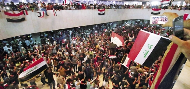 أنصار «الصدر» أثناء اقتحام مبنى البرلمان العراقى «أ. ف. ب»