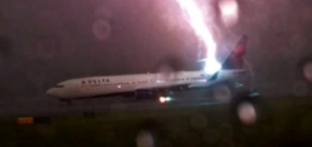 لحظة ضرب العاصفة الرعدية الطائرة بوينج 737 دلتا الأمريكية