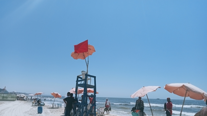 رفع الرايات الحمراء على شواطئ العجمى