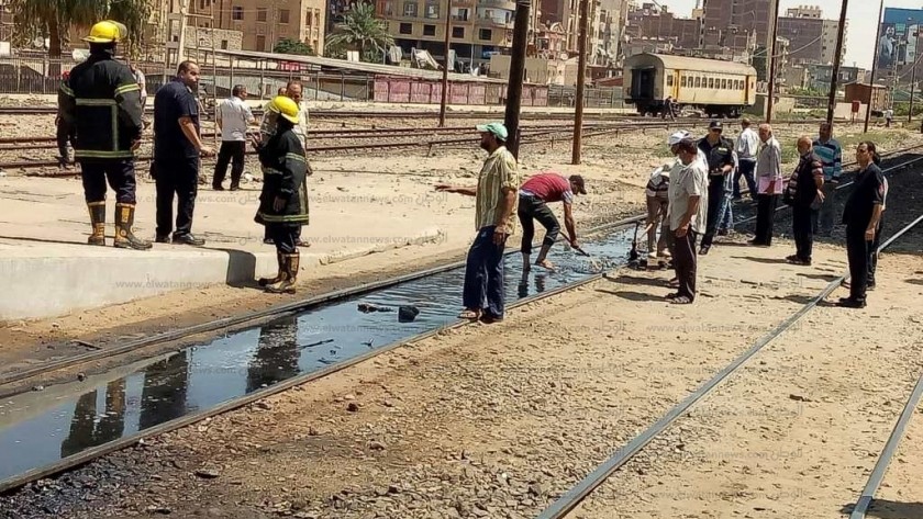 بالصور إزالة أعمال إطفاء الحريق المحدود بقطار الاسكندرية المتجه إلى بورسعيد والمحافظ الأعمال تمت بإنجاز.