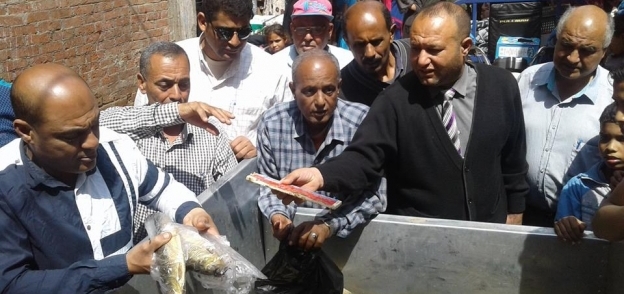 إعدام 175 كيلو أسماك مملحة بأسـواق كمشيش
