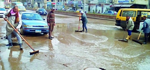 الأمطار الغزيرة تغرق شوارع المحلة والعمال يحاولون السيطرة على المياه