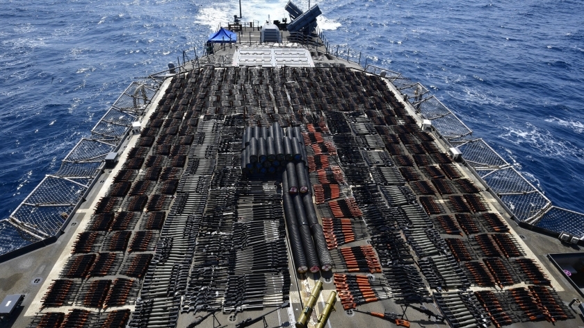 البحرية الأمريكية تضبط شحنة أسلحة إيرانية