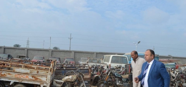 مساعد محافظ كفر الشيخ يتفقد الأعمال في شونة مضبوطات المرور