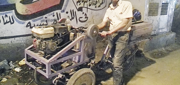 محمد سعد الدين مع معدات عمله
