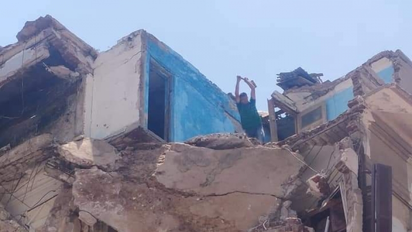 انهيار الأجزاء المعلقة في عقار العطارين بالإسكندرية
