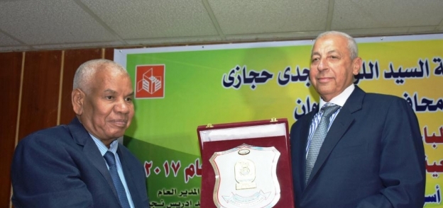 محافظ أسوان يكرم الأديب محمود فضل الفائز بجائزة الدولة التشجيعية