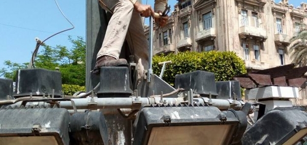 حي الجمرك بالإسكندرية يستكمل أعمال صيانة الكهرباء بنطاق الحي