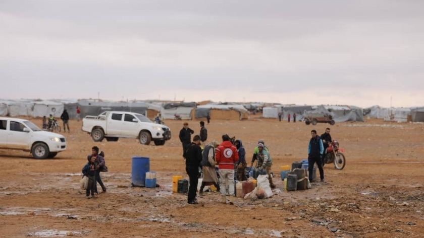 إدخال مساعدات انسانية الى مخيم "الركبان" للنازحين السوريين قرب الحدود الأردنية