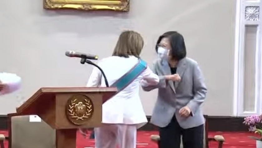 رئيسة تايوان تصافح نانسي بيلوسي