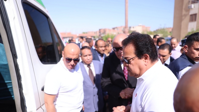 وزير الصحة خلال زيارته إلى محافظة قنا