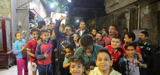 أحمد عز مع أطفال بولاق
