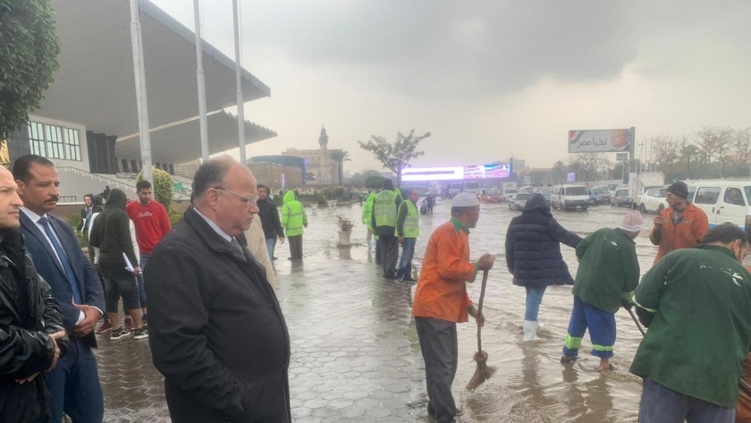 محافظ القاهرة يتابع مواجهة الأمطار ميدانياً