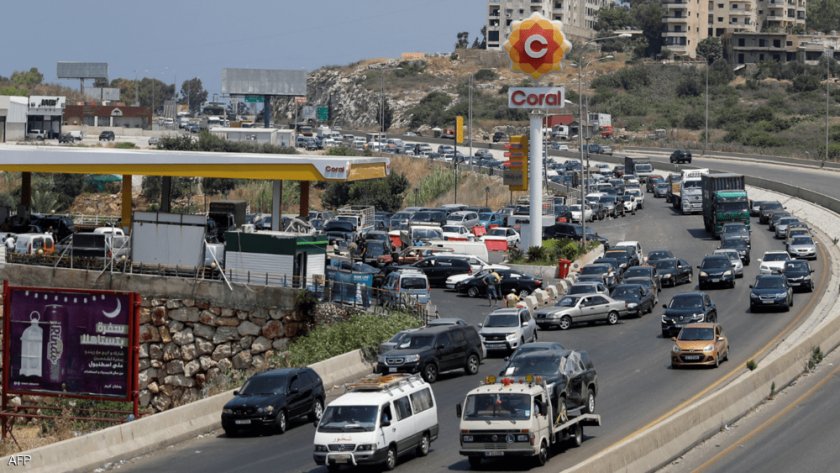 أرشيفية - طابور سيارات أمام محطة وقود في لبنان