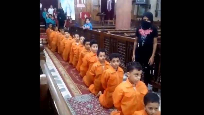 طفال يمثلون مشهد "ذبح الاقباط" في ليبيا داخل كنيسة