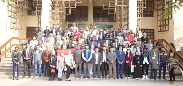 عدد من طلبة كلية الدراسات العليا الأفريقية التى احتضنت المبادرة بجامعة القاهرة