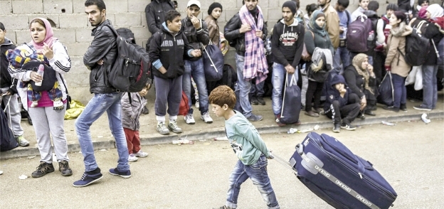 سوريون فى انتظار تصاريح اللجوء على الحدود المقدونية الصربية «أ.ف.ب»