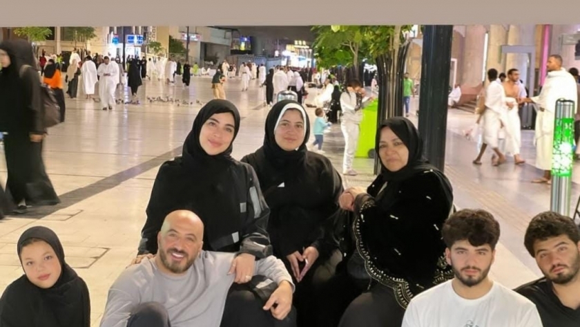 مجدي الهواري برفقة زوجته وعائلته