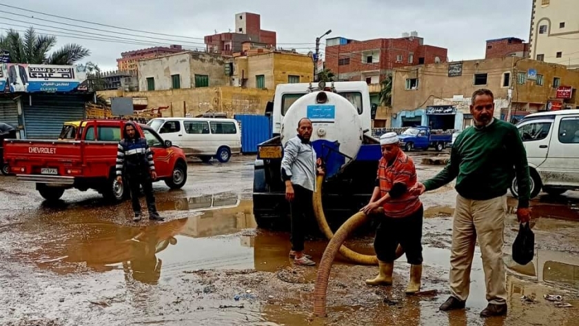 بدء شفط المياه من الشوارع بعد توقف هطول الأمطار في كفر الشيخ 