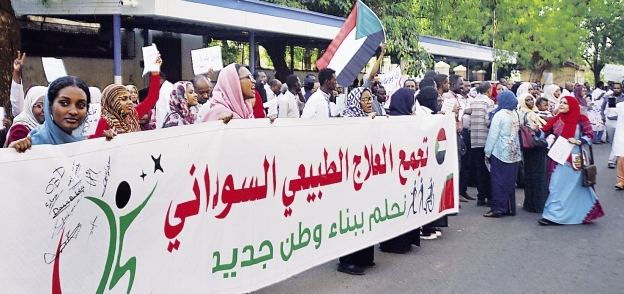 سودانيون يتظاهرون فى قلب العاصمة «الخرطوم»
