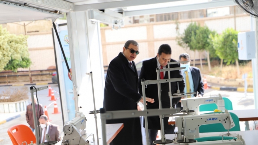 وزير القوى العاملة ونظيره الليبي يتفقدان نموذج وحدة التدريب المتنقلة