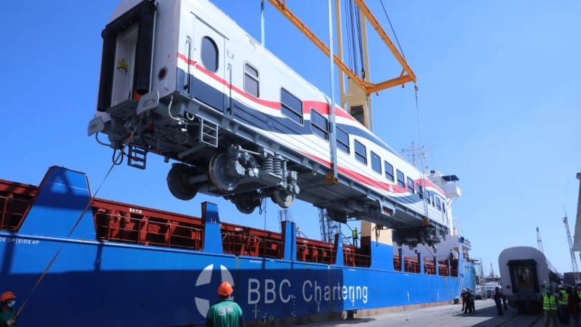 عربات القطارات الروسية الجديدة تصل ميناء الإسكندرية